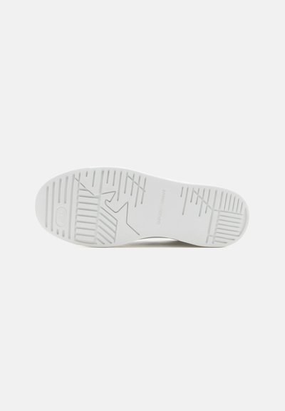 Semelle de chaussure en caoutchouc blanc avec des motifs de grip texturés, comprenant des lignes, des rectangles et un design angulaire, présentée sur un fond uni.