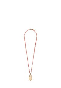 Naszyjnik z koralików o dwóch sznurach. Czerwone koraliki z złotymi akcentami, wykończony zawieszką w kształcie muszelki.