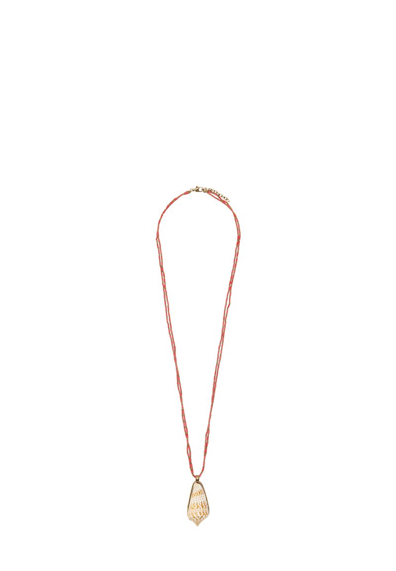 Naszyjnik z koralików o dwóch sznurach. Czerwone koraliki z złotymi akcentami, wykończony zawieszką w kształcie muszelki.