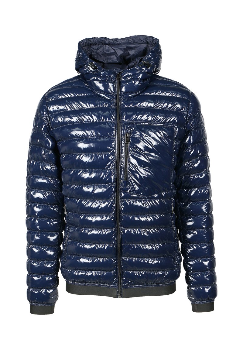 Giacca imbottita blu navy con finitura lucida, design a righe orizzontali, zip frontale e cappuccio. Presenta una tasca sul petto con zip.