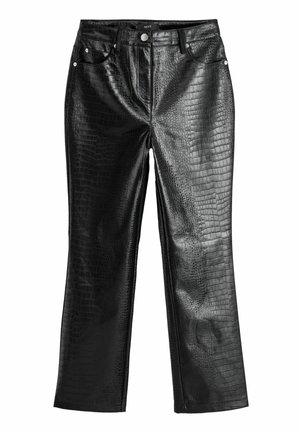 Czarne spodnie z ekoskóry o teksturze krokodylej, proste nogawki, pięć kieszeni oraz zapięcie na guzik z przodu.