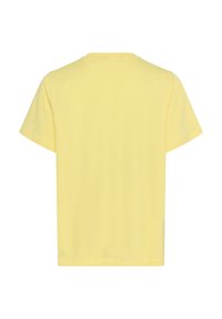 Kollane puuvillane T-särk lühikeste varrukatega, ümar kaelus ja ühtlane selg. Kanga pind on sile ja pehme tekstuuriga, ilma nähtavate mustriteta.