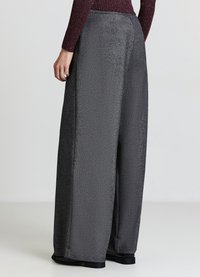 Pantalon à jambes larges en tissu texturé gris foncé, avec une ceinture haute, une finition lisse et des détails de couture discrets.