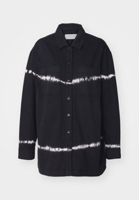 Cămașă din denim negru cu un model alb tie-dye, mâneci lungi, guler, două buzunare pe piept și închidere cu nasturi.