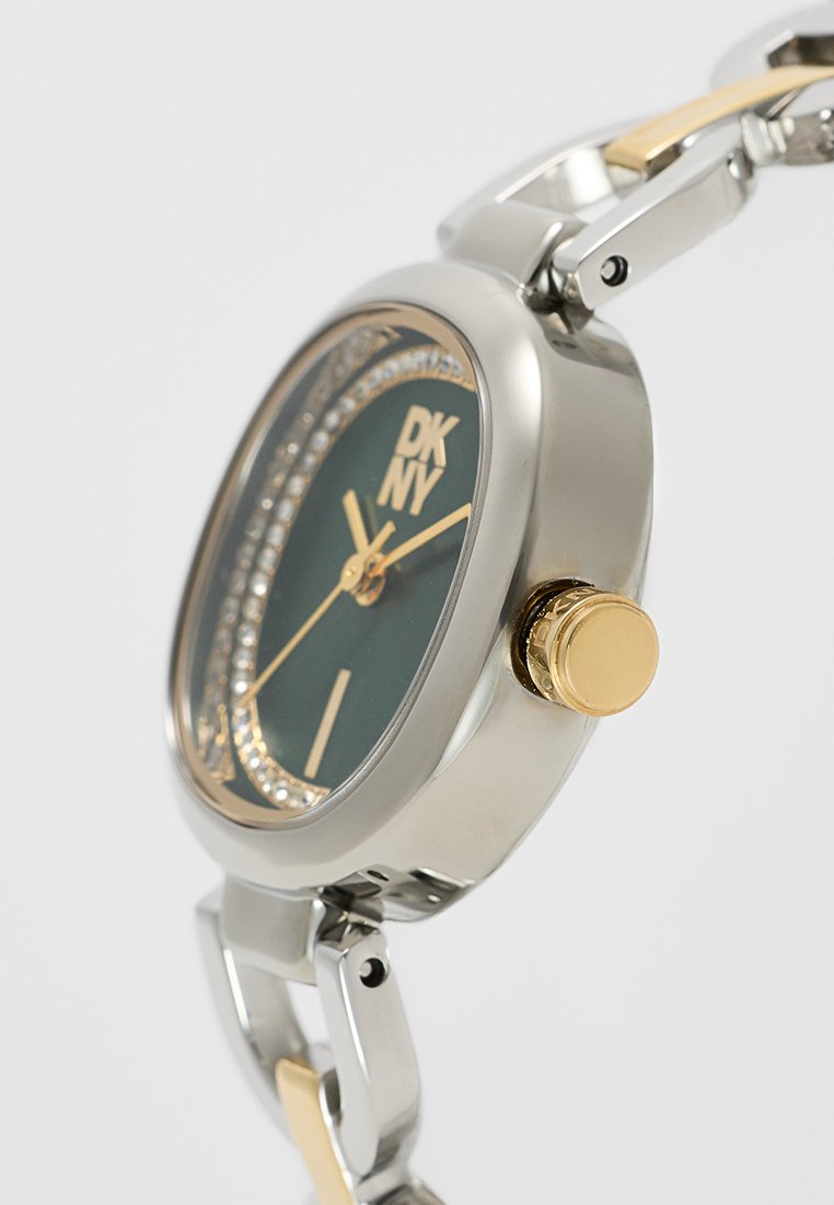 Orologio DKNY rotondo con quadrante verde, dettagli dorati, embellishment in cristallo attorno alla lunetta e bracciale in metallo misto con pulsante dorato.