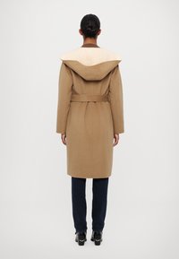 MICHAEL Michael Kors HOODED WRAP COAT - Klassisk frakke - bone