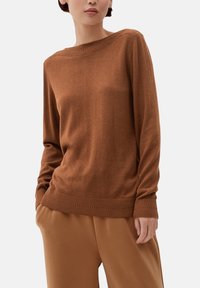 Brauner Langarmpullover aus weichem Strickmaterial, mit geripptem Ausschnitt und Saum, lockerer Passform und glatter Textur.