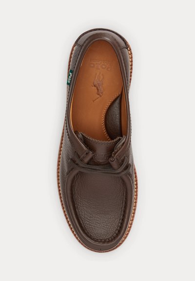 Καφέ δερμάτινο loafer με ραφές moc toe, σκούρα κορδόνια και ταμπά εσωτερική σόλα με ανάγλυφο λογότυπο Polo και αναβάτη αλόγου.