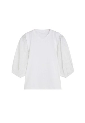 Blusa blanca con escote redondo y mangas de encaje calado voluminosas hasta tres cuartos con patrones festoneados.