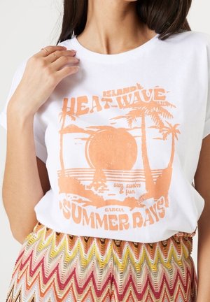 Biała bawełniana koszulka z pomarańczową grafiką przedstawiającą słońce, palmy oraz tekst "ISLAND HEAT-WAVE SUMMER DAYS". Krótkie rękawy, okrągły dekolt.