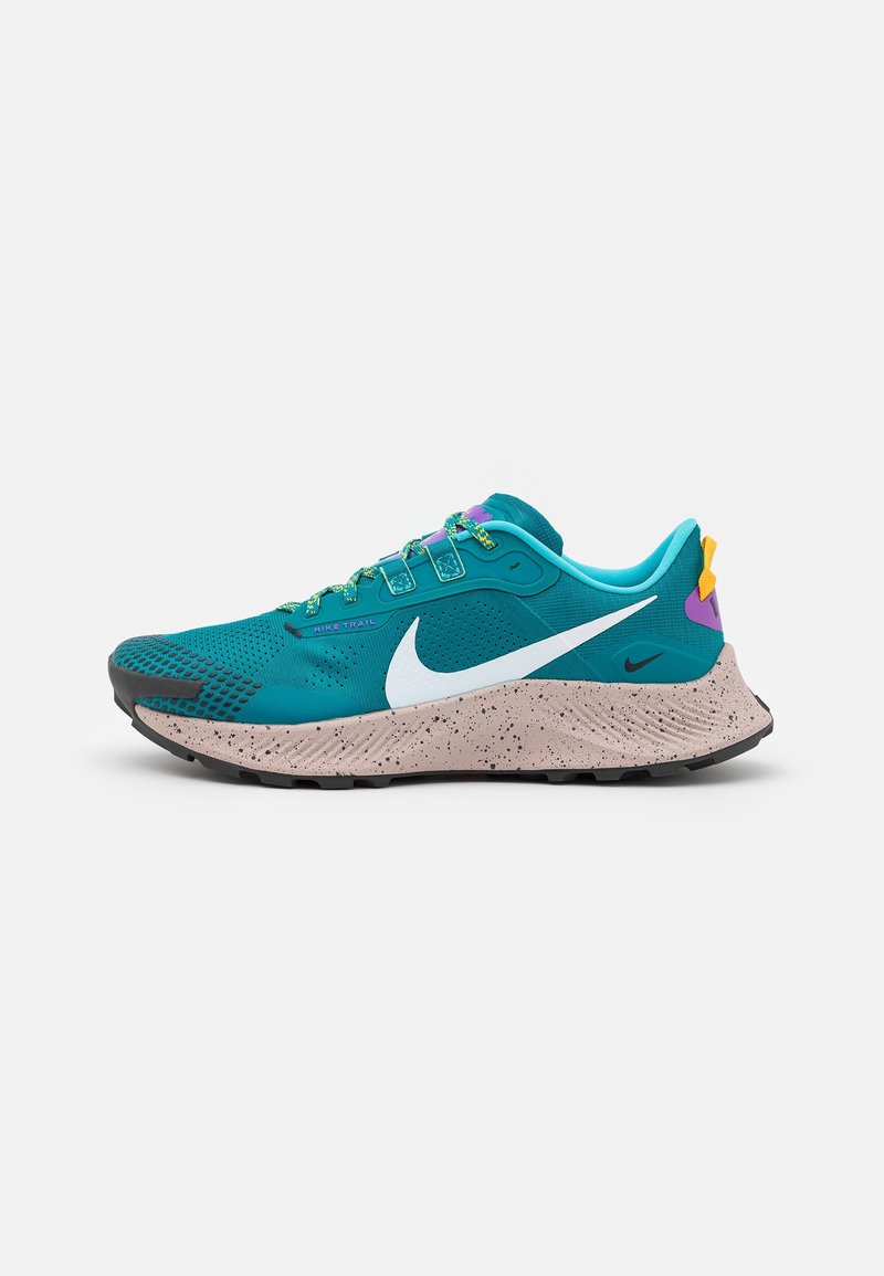 Teal løbesko med en åndbar overdel, hvid swoosh, spraglet pink sål og farverigt hardware. Har mesh tekstur og snørebånd.