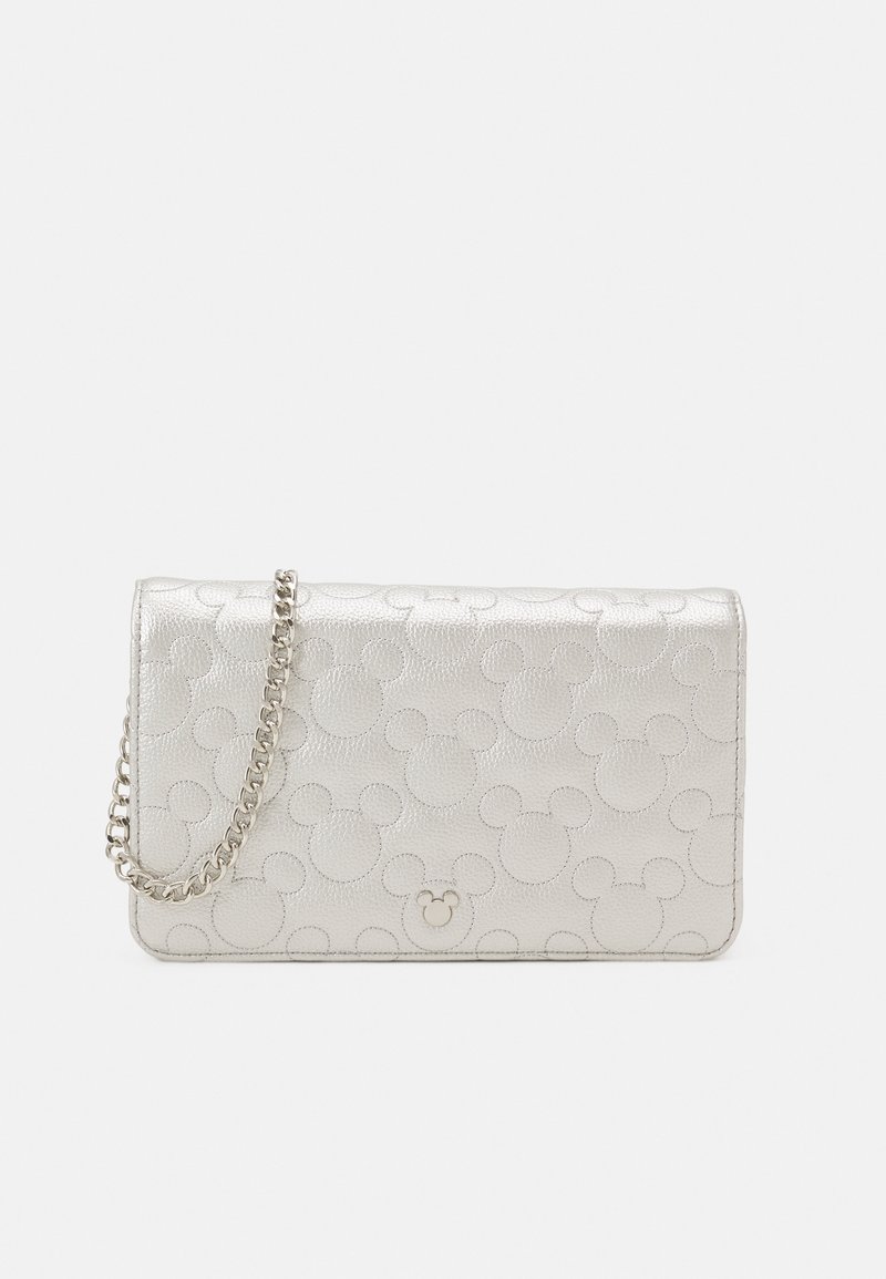 Pochette argentée embossée de silhouettes répétées de Mickey Mouse avec une chaîne argentée sur un fond uni.