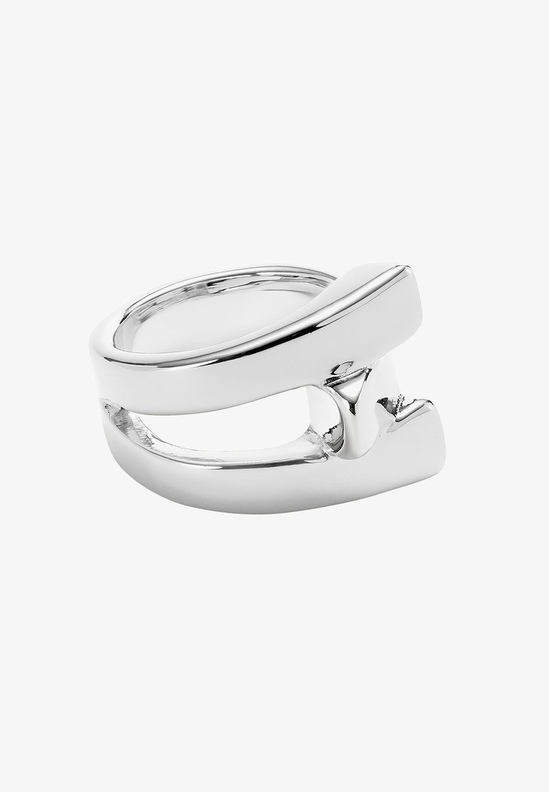 Anillo de plata con un acabado liso y pulido, diseño único abierto y formas geométricas que crean un efecto de bucle contrastante.