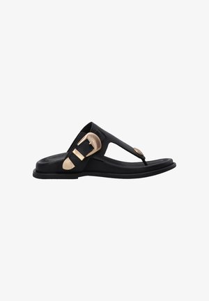 Zwarte teenslippers met een goudkleurige gesp, een slank ontwerp, platte zool, gladde textuur en open teen stijl.
