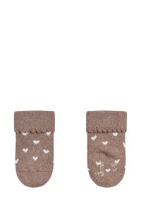 Braune Socken mit einem strukturierten Strickdesign, umgeschlagenem Bündchen und weißen Herzmustern über die gesamte Fläche. Weiche, nahtlose Zehenkonstruktion.