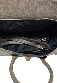 Borsa a spalla in pelle grigia con finitura testurizzata, hardware dorato e interno in tessuto nero. Presenta una tracolla staccabile e una tasca con zip all'interno.