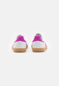 adidas Originals SAMBA UNISEX - Zapatillas - footwear white/purple burst