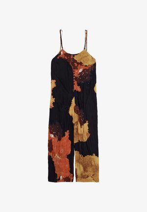 Mono sin mangas con tirantes finos, botones en la parte delantera y patrón abstracto tie-dye en naranja, marrón y amarillo sobre tela negra.