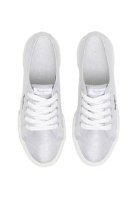 Vita kanvas sneakers med en texturerad yta, rund tå, vita snören och gummisula. Logotyp tryckt på sidan och tungan.