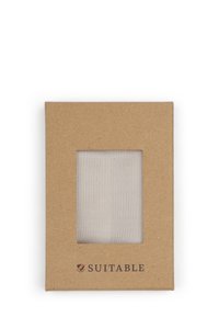 Kartonnen fotolijst met een doorzichtige gaasopening. Bruine kleur, rechthoekige vorm. Logo "S geschikt" gedrukt aan de onderkant.