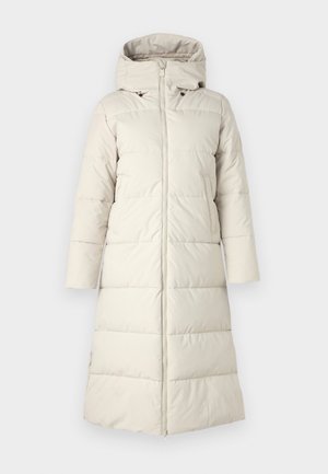 Abrigo acolchado beige claro con capucha, con cierre frontal, mangas largas y diseño hasta la rodilla. Textura suave con paneles cosidos.