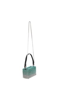 Borsa a mano rettangolare con un design lucido di strass turchesi e argentati, tracolla nera, chiusura con zip e forma strutturata.