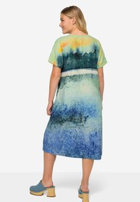 Kurzärmliges, knielanges Kleid mit einem Farbverlauf im Aquarelldesign in Blau-, Grün- und Gelbtönen. Hergestellt aus weichem, strukturiertem Stoff.