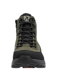 Bottes de randonnée en vert foncé et noir. Présentent un dessus texturé, un système de laçage, un col rembourré et une semelle robuste avec un accent rouge.