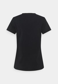Černé tričko s krátkým rukávem, kulatý výstřih, hladký bavlněný materiál, klasický střih, čisté provedení bez viditelných log nebo vzorů.