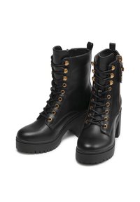 Stivali alla caviglia neri con lacci, realizzati in pelle sintetica, caratterizzati da occhielli color oro, cerniera laterale, tacco spesso e suola in gomma testurizzata.