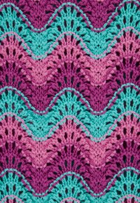 Kvačkana tkanina z zigzag vzorcem v teal, roza in vijolični barvi. Ima odprt del in teksturirano površino iz preje.