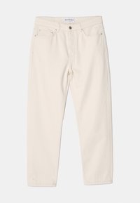 Pantalones de mezclilla beige con un diseño de pierna recta, bolsillos frontales, cierre de botón metálico y una etiqueta de la marca en la cinturilla.