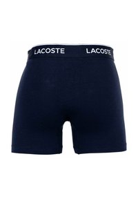 Tengerészkék pamut boxeralsó fehér "LACOSTE" márkázott derékpánttal. Puha tapintás, testhezálló dizájn, sima varratok.