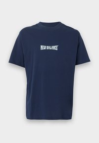 Μπλε ναυτικό κοντομάνικο T-shirt με το λογότυπο "New Balance" στο κέντρο του στήθους σε λευκά γράμματα.