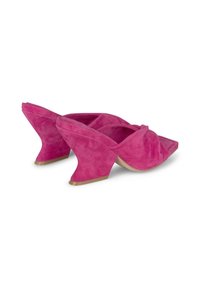 Roze suède hakken met een unieke sculpturale wiggenhak. Het ontwerp heeft een geknoopte voorkant en een open achterkant voor verbeterde ademend vermogen.