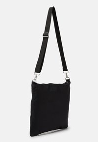 Borsa a tracolla nera imbottita con forma rettangolare piatta, tracolla regolabile, hardware in argento e un tessuto liscio e strutturato.