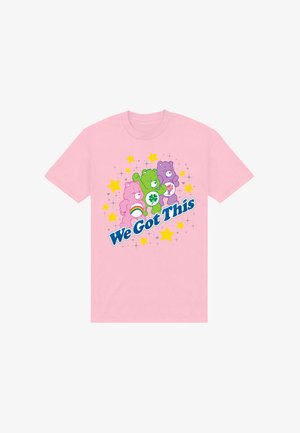 Maglietta rosa con tre orsetti da cartone animato colorati, stelle gialle e la scritta "Ce la faremo" in grassetto blu.