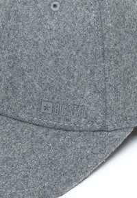 Hallhalli villa pesapalli müts lameda äärega. Omab tikitud detaile ja halli 'BIG STAR' logo ettepoole. Tekstuuriga pind.