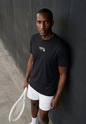 ASICS GAME SEASONAL GRAPHIC TEE - Sports T-shirt - performance black