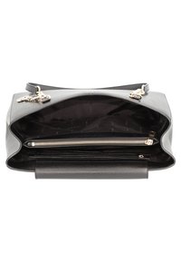 Sac à main en cuir gris avec un compartiment zippé, une finition texturée, une quincaillerie dorée et un intérieur spacieux doté d'une doublure en tissu noir.