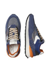 Scarpe sportive in suede blu e rete con dettagli grigi, accenti arancioni sul tallone e lacci beige. Presentano un logo bianco e una suola nera.