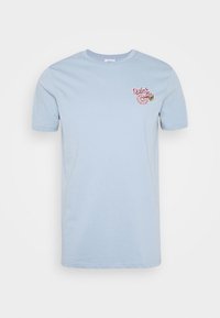 Světle modré bavlněné tričko s krátkými rukávy, na levé straně prsou s vyšitým motivem donutu v růžové a zelené barvě a textem "Quick Bite".