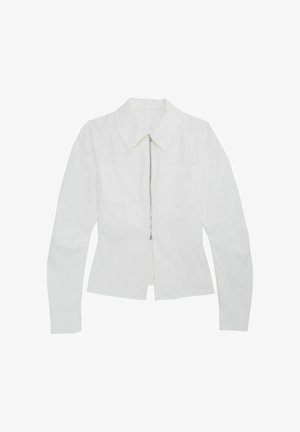 Weißes Langarmhemd aus Baumwolle mit spitzem Kragen, Frontreißverschluss und zwei Brusttaschen. Glatte Textur, taillierte Passform.