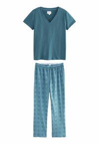 Teal V-ringad T-shirt i kombination med mönstrade blåa pyjamasbyxor med elastisk midja och ett virvlande mönster. Mjuk tygtextur.