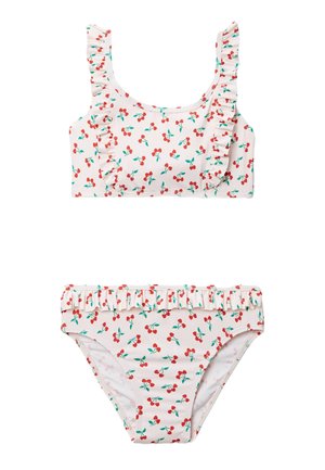 Maillot de bain deux pièces blanc avec imprimés de cerises rouges, bretelles volantées sur le haut et taille froufroutante sur le bas.