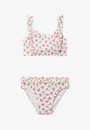 Maillot de bain deux pièces blanc avec imprimés de cerises rouges, bretelles volantées sur le haut et taille froufroutante sur le bas.