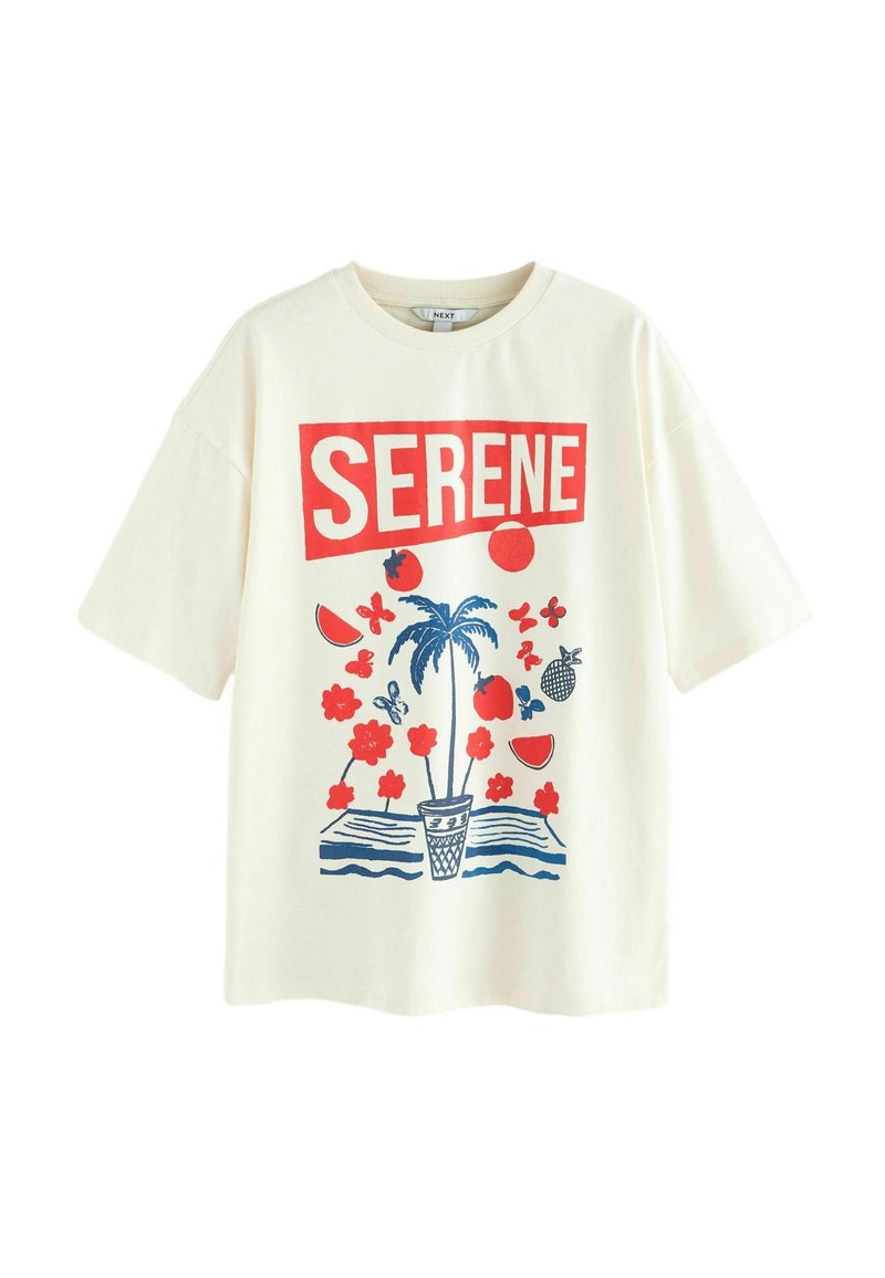 Cremfarbene T-Shirt mit kurzen Ärmeln, das ein rotes "SERENE"-Grafikdesign mit floralen und fruchtigen Illustrationen in Blau auf einem weichen Baumwollstoff zeigt.