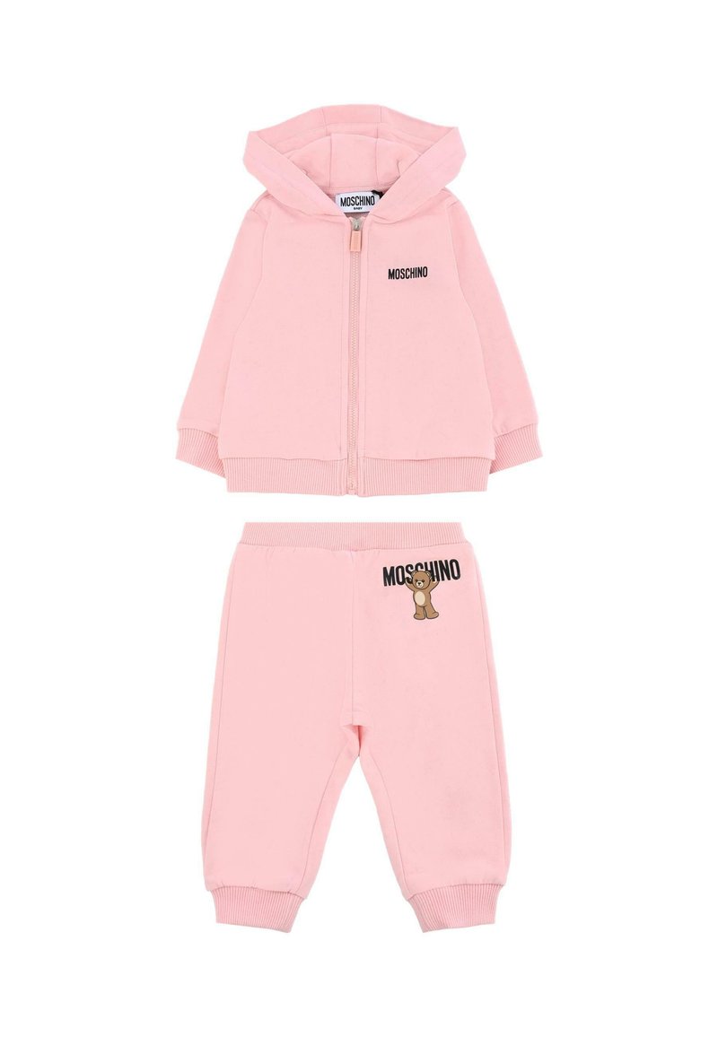 Lyserød bomulds tracksuit sæt med en lynlås hoodie med et bjørneprint og logo, parret med tapered bukser, begge med ribbet manchetter.