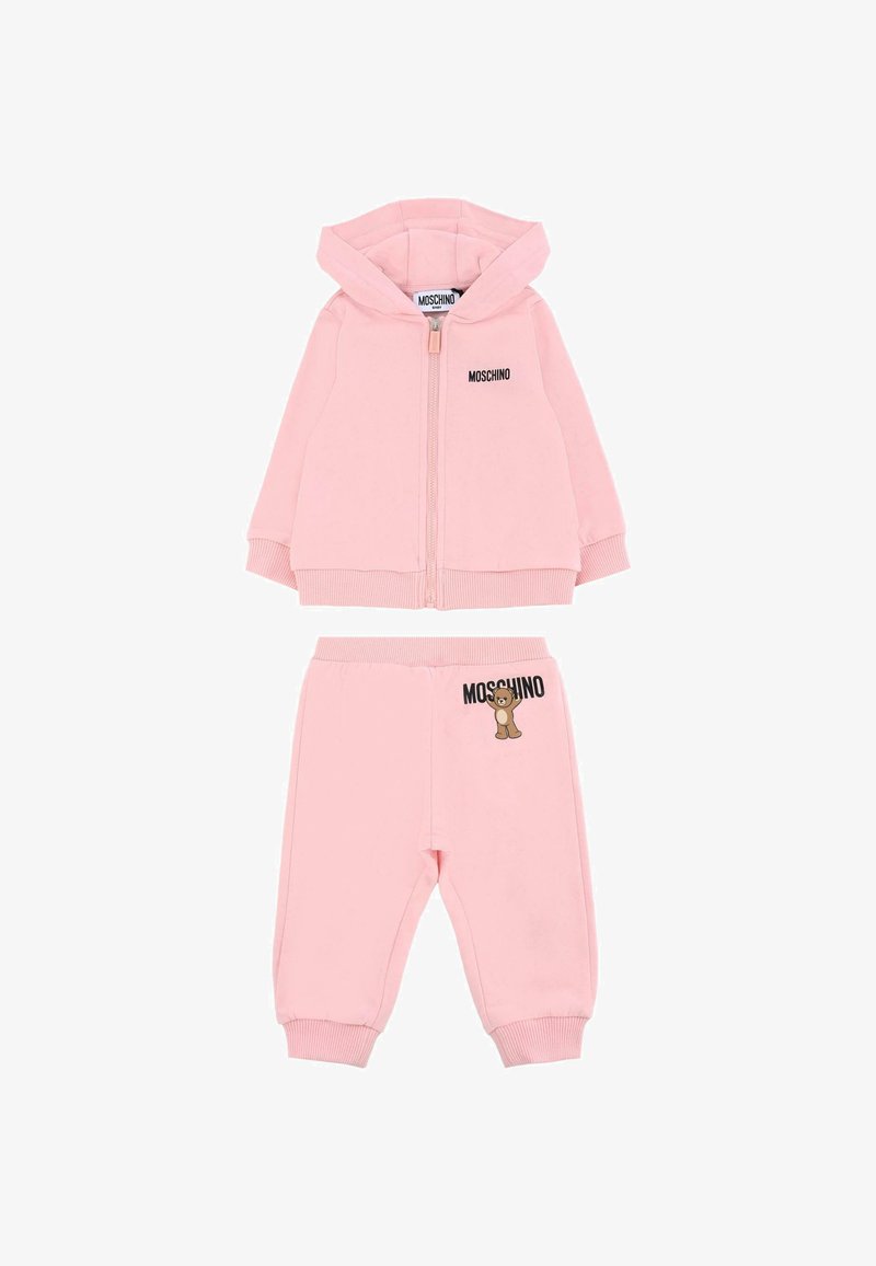 Lyserød bomulds tracksuit sæt med en lynlås hoodie med et bjørneprint og logo, parret med tapered bukser, begge med ribbet manchetter.