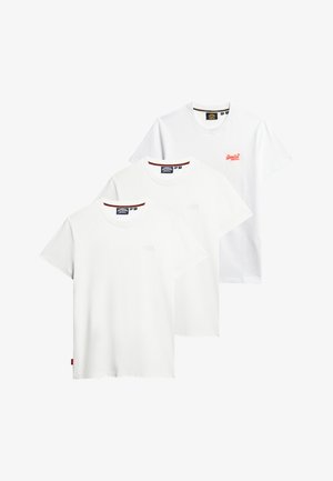 Drie witte katoenen t-shirts met korte mouwen. Eén heeft een klein rood logo op de borst; een andere heeft een reliëf-logo. Regular fit.